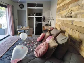 The Pool-House Side Suite – Charming Suite - Image 4