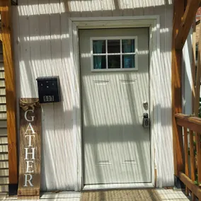 Central 3 Bed Pet-friendly Fully Fenced Backyard - Image 2