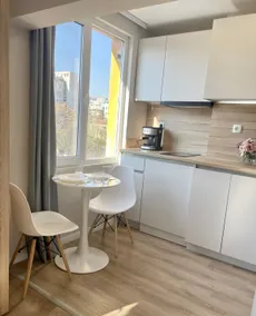 Elegant Studio for 4 Guests in City Center - Image 4