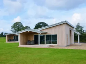 Executive Lakeside Lodge at Mullans Bay - Image 2