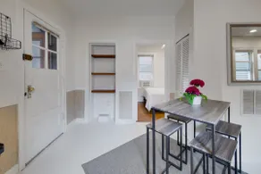 Charming 2BR Historic Chicago Flat w/ Patio &WiFi - Image 5