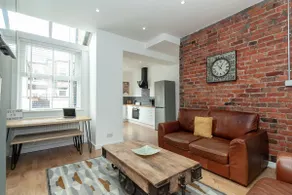 4 Bed House • Sleeps 8 • 10 Mins to Manchester - Image 3