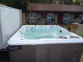 The Stables - 2 bed with large garden and hot tub. - Image 4