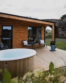 Stylish country lodge with wood fire hot tub - Image 4