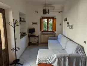 Hillside house with courtyard - Image 4
