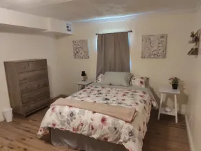 Cheerful one bedroom house with parking in back. - Image 4