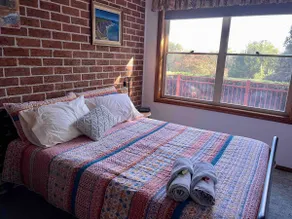 Serene 1 bedroom guest house in Cambewarra Village - Image 4