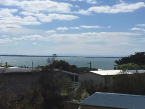 Spacious Beach house, water views walk to beach - Image 2