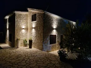 Apartment with a pool in Villa Maslina - Image 3