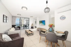 Modern unit 300m to beach & restaurants - Image 2