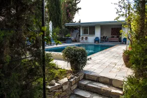 Idyllic studio with private pool - Image 3