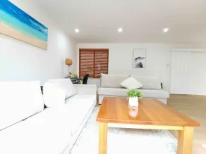 Cheerful 4-bedroom home with natural backyard - Image 4
