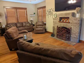 Quaint home with 2 fireplaces - Image 5