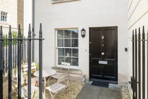 Luxury Ground Floor Apartment with Parking in Central Bath - Image 2