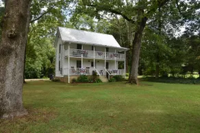 Small 1897 Farm House, super cozy on two acres - Image 4