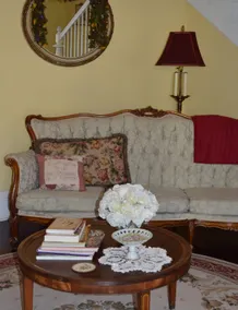 A Victorian Rose, DOWNTOWN, Hot Tub, Rec Room,couples, families & groups welcome - Image 4