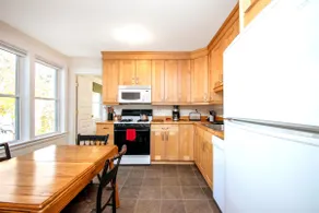 1880s balconied luxury pad, best downtown location - Image 3