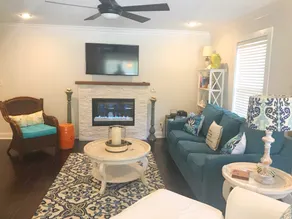 Large Open 2 Bed 2 bath Condo Overlooks Pool - Image 2
