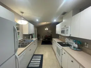 Cheerful 3 Bed/ 2 Bath in San Antonio! - Image 4