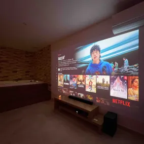 Exceptional suite with Jacuzzi and video projector - Image 4