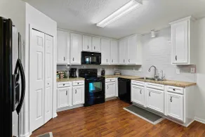 King bed, Water Views, sleeps 8, TVs in every room, public pool.  - Image 2