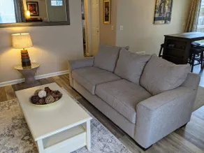 Cul-De-Sac Hideaway near ♥ of Downtown and Lake - Image 2