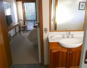 Self contained apartment - Image 4