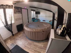 Love nest with private hot tub – on the outskirts of Paris - Image 2
