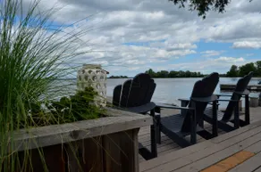 Beautiful Lakehouse in Prince Edward County - Image 4