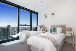 Amazing Views Spacious Living in Skytower, Carpark - Image 5