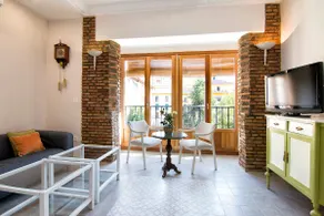Bright & Elegant City Centre 3 bedroom Apartment - Image 4