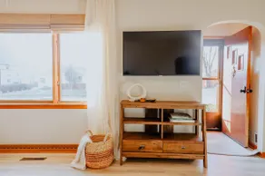 Modern Downtown Retreat In The Heart Of Pella - Image 4
