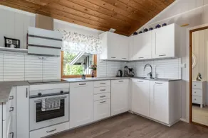 Coastal cabin with boat and boathouse - Image 4