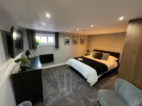 Private Annexe with Modern En-Suite and Parking - Image 2