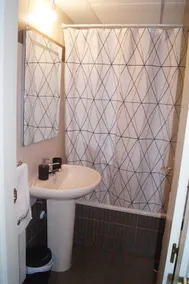 Apartment in a residential neighborhood - Image 5