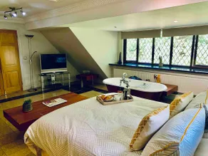 Fab 1 bedroom Cotswolds apartment parking & garden - Image 2