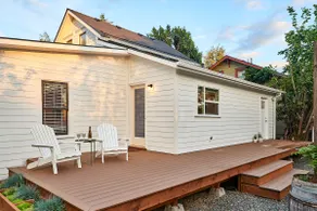 Cozy Bungalow Blocks from Downtown + Soaking Tub - Image 3