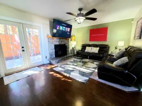 HOT TUB~ KING Bed~ Pool Table - Image 5