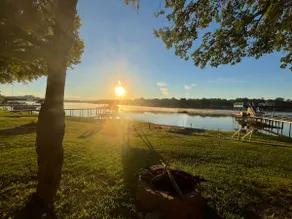 Waterfront Retreat, Spacious Outdoor Deck! Dogs - Image 5