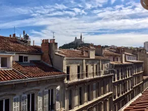 Atypical apartment with view of Notre Dame de la Garde - Image 5