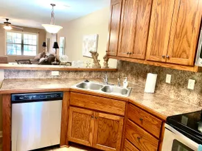 Unit C Stylish & Comfortable 2 bedroom/2 baths - Image 4