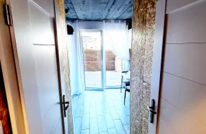 S3 | SUB HEL. Budget room in a house with a swimming pool. - Image 3