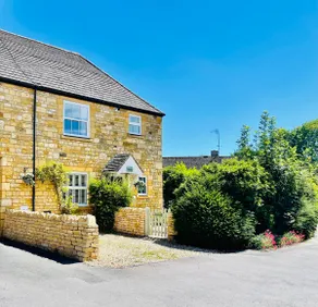 Cotswold Chic Retreats-Jacinabox-Parking & Garden - Image 4