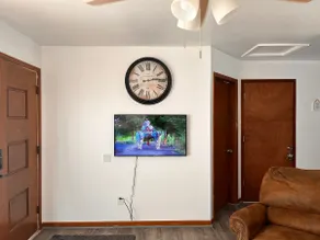 477 Lovely 2 bedroom unit with free parking - Image 5