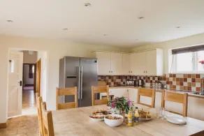 Beautiful converted barn cottage w/ country views - Image 5