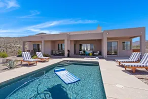 Contemporary Desert Getaway - Image 4