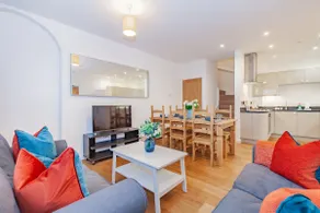 Unique and quirky central apartment with parking - Image 3