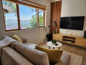 Stylish & Serene, City Skyline Views - Image 3