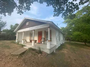 Cedar Bungalow! Charming & Cozy 3 bdrm 2 bath - Image 2