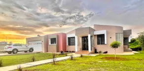 10-minute to the beach from this spacious house - Image 2